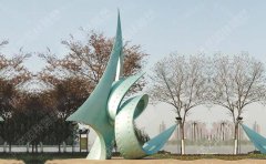建筑小區(qū)應(yīng)當(dāng)怎樣選擇不銹鋼雕塑？